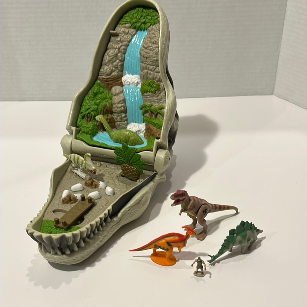 Vintage 1997 Jurassic Park Dinosaur Skull Playset with Figures